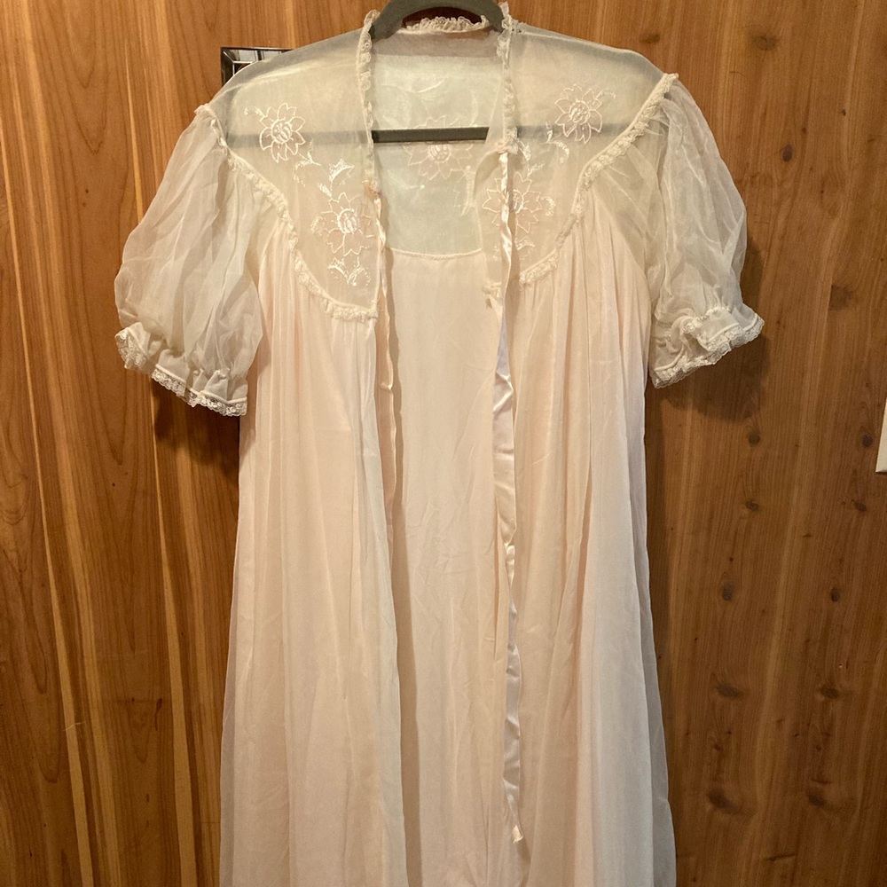 Gorgeous one size VTG 1960’s Gotham Lingerie Robe